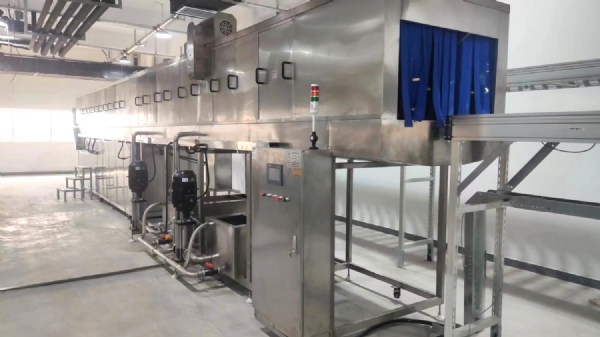 宏濟(jì)堂制藥不銹鋼桶清洗機(jī)，雙通道料箱清洗機(jī)現(xiàn)場(chǎng)安裝實(shí)拍